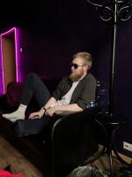 Молодой жеребец удовлетворит богиню. – Фото 1