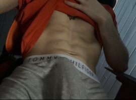 20 лет, спортивного телосложения, больше фоток и пообщаться можно в тг – Фото 2