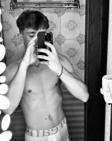 Спортивный молодой человек, хочет приятного времяпрепровождения в компании девушки  – Фото 1