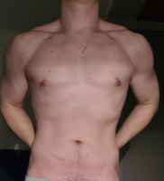 Накачанный юноша ищет зрелую даму – Фото 1