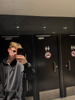 Парень 18 лет хочет найти женщину в Санкт-Петербурге – Фото 1