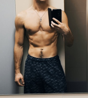 Молодой мужчина с большим крепким членом – Фото 1